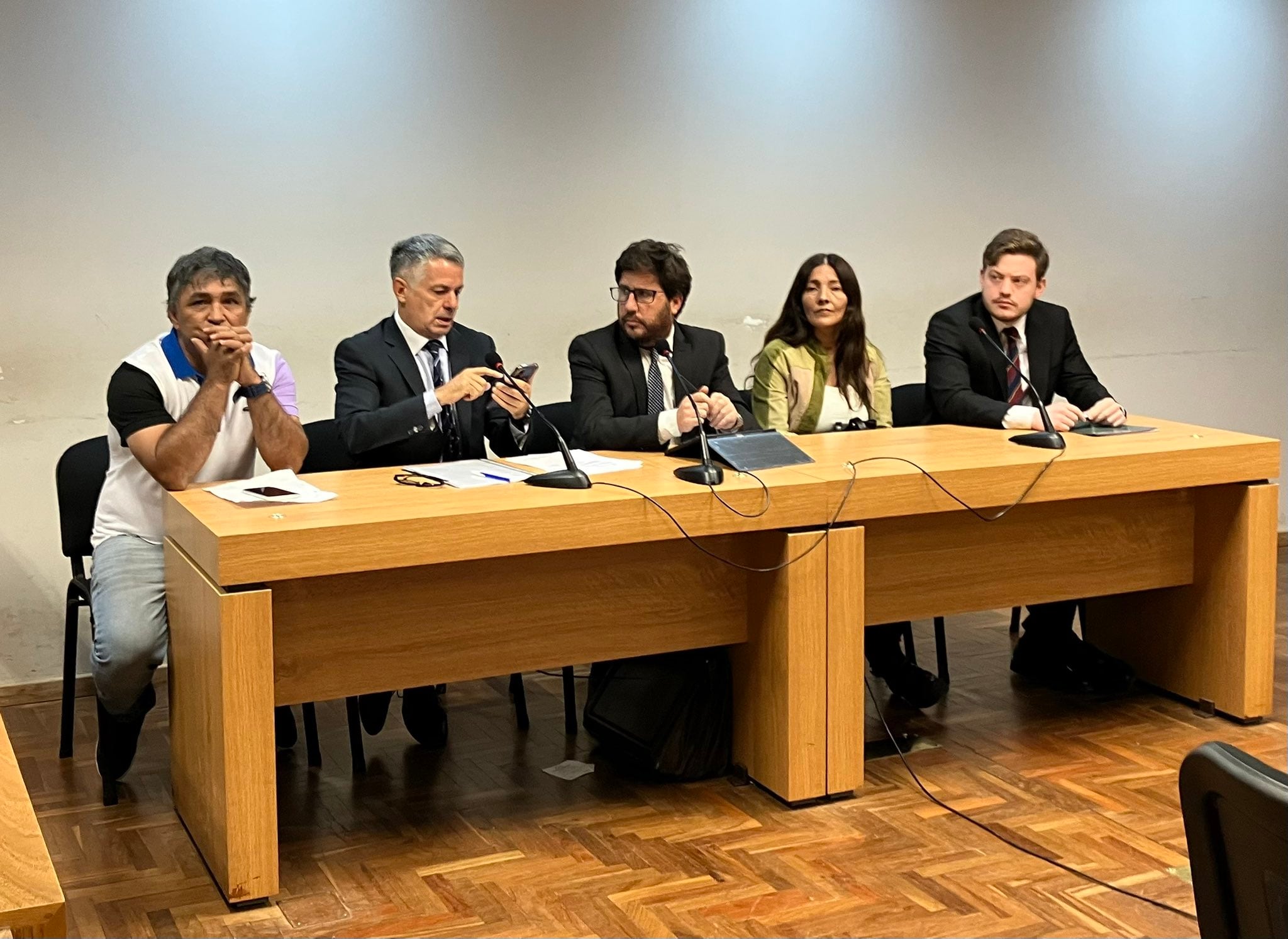 El sentenciado (el primero de la izquierda) trabaja aún en la Municipalidad de Córdoba.