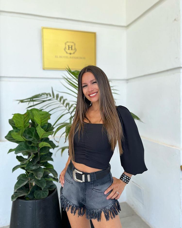 Pampita posó con un outfit total black.