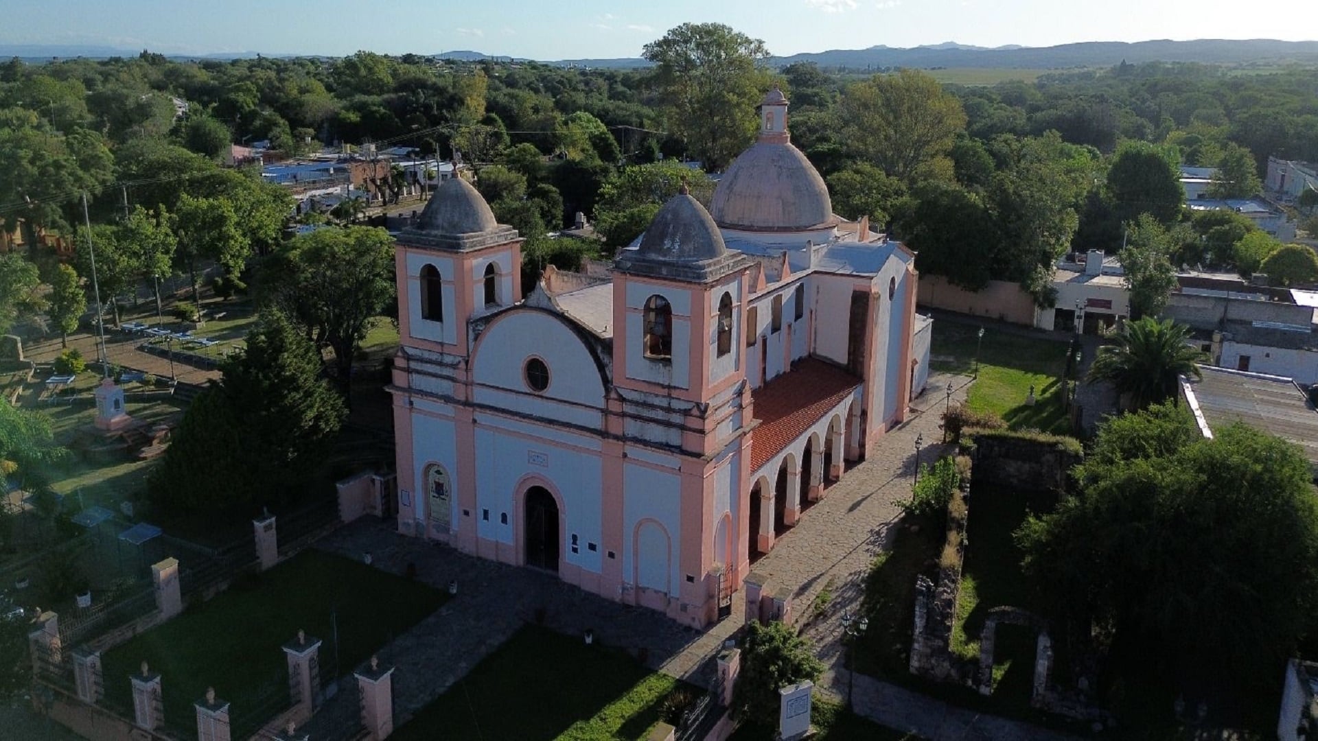 La capilla Nuestra Señora del Rosario, parte de la fachada histórica de Villa Tulumba