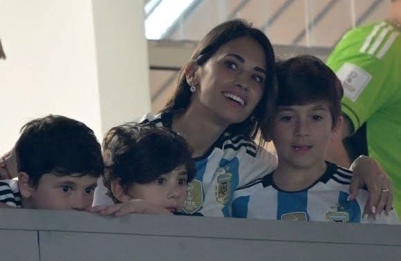 Antonela Roccuzzo en el palco con sus hijos