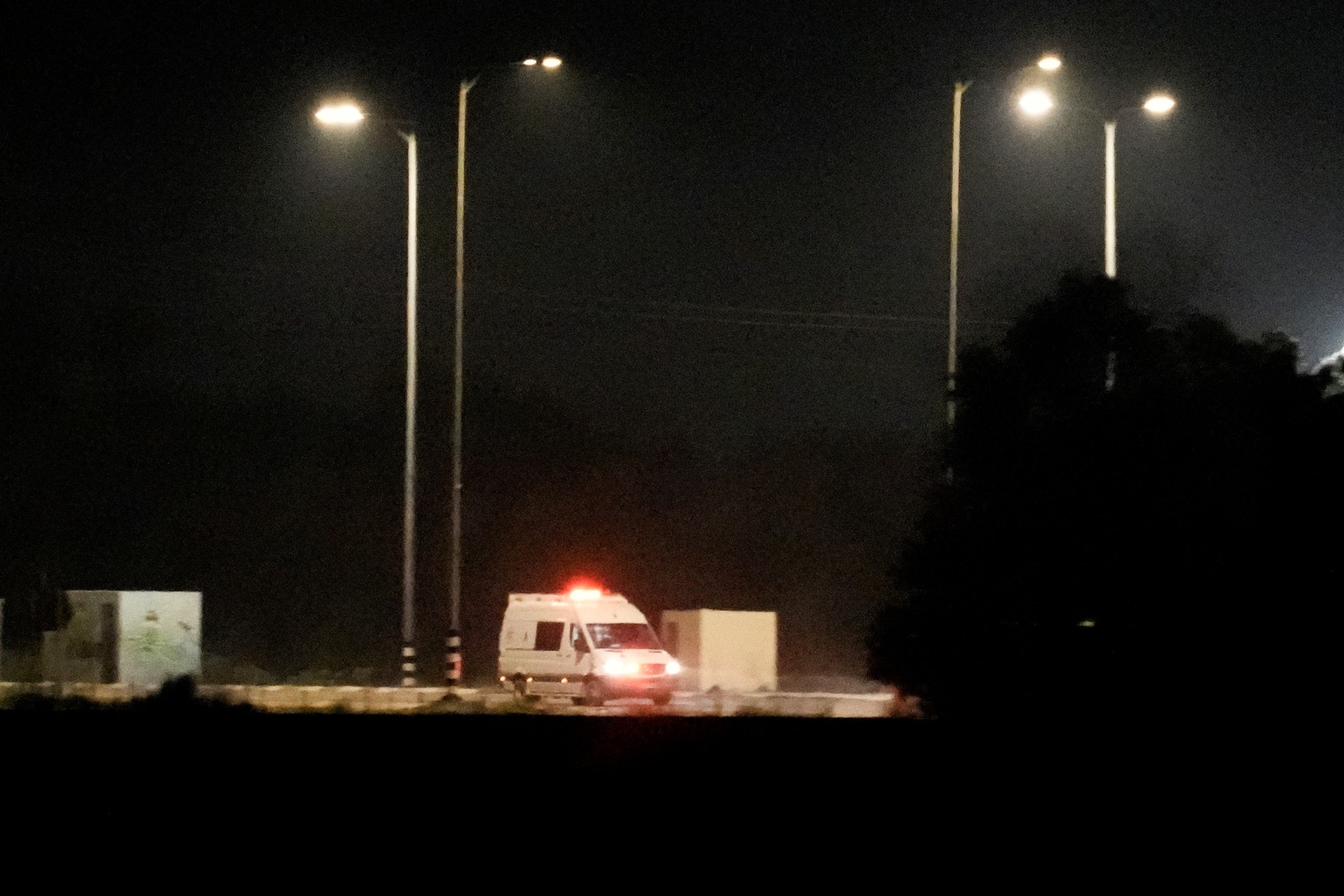 En ambulancias transportaron a los rehenes dentro de Israel. Foto: AP