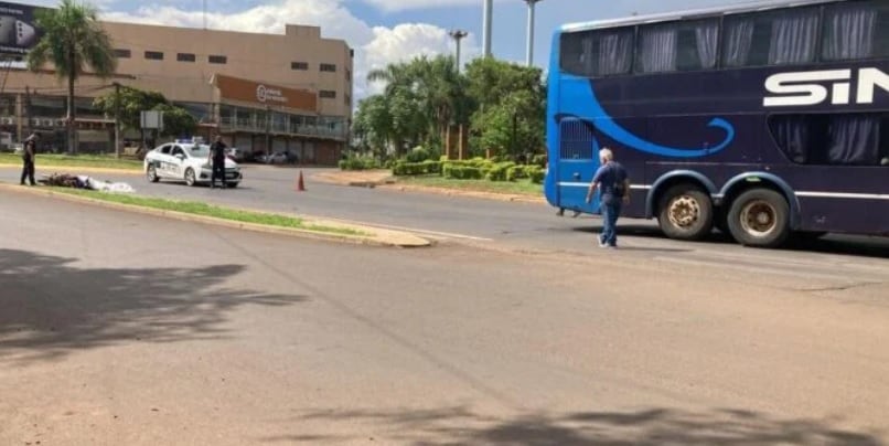 Accidente sobre la rotonda de Posadas dejó a un motociclista fallecido.