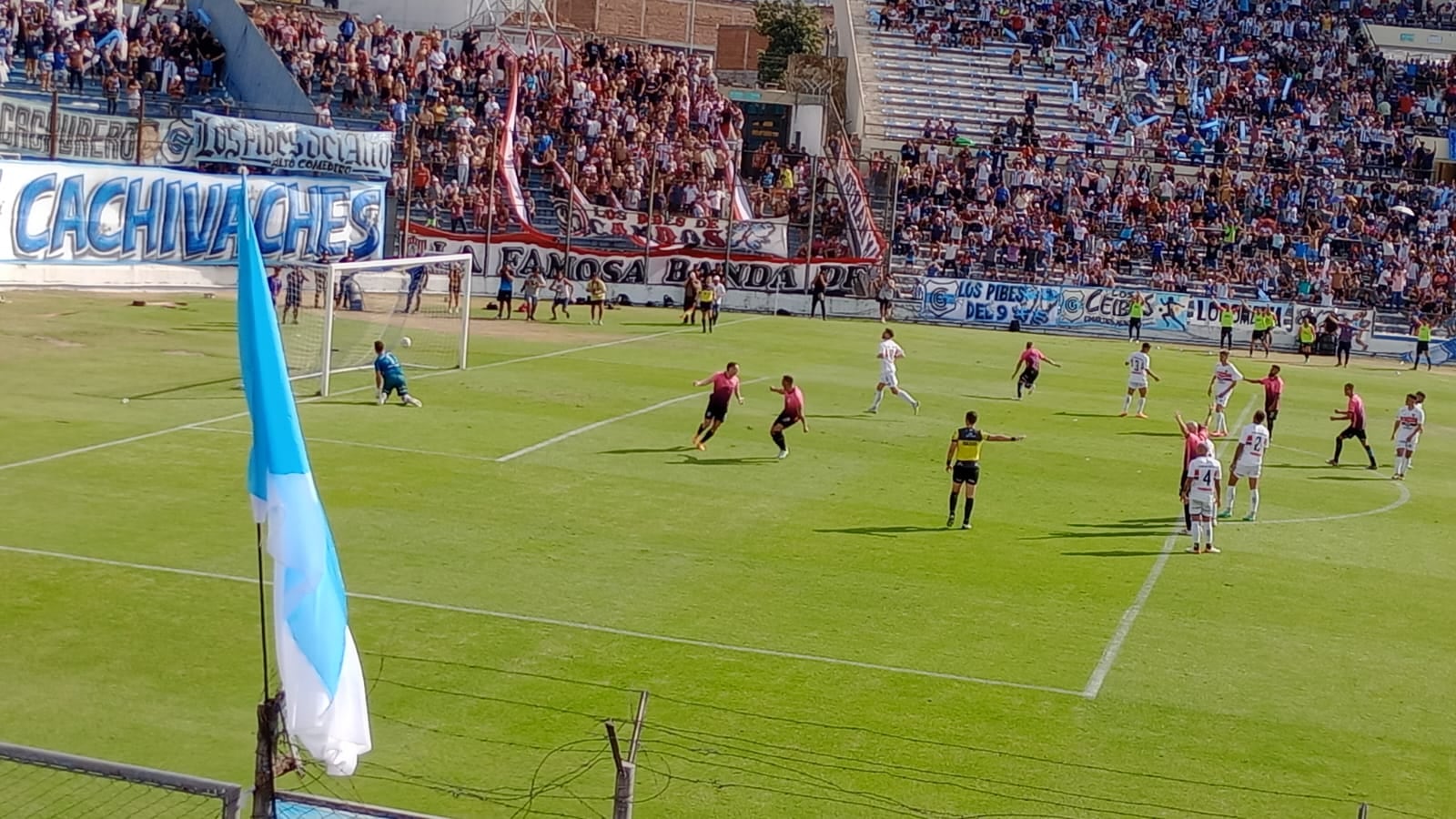 El arquero "funebrero" Cristian Correa mira la pelota ya dentro de su arco, tras el efectivo disparo de Lucas Chiozza, que sale al encuentro de sus compañeros para el festejo.