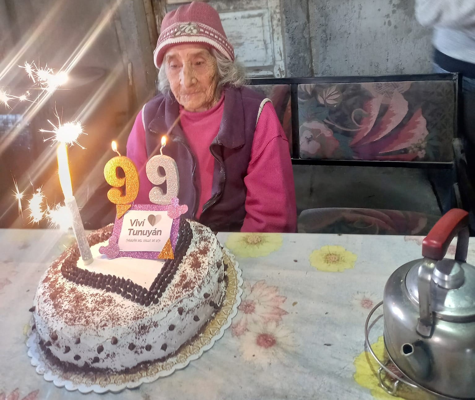 Vicenta cumplió 99 años y los vecinos de  Tunuyán la acompañaron.