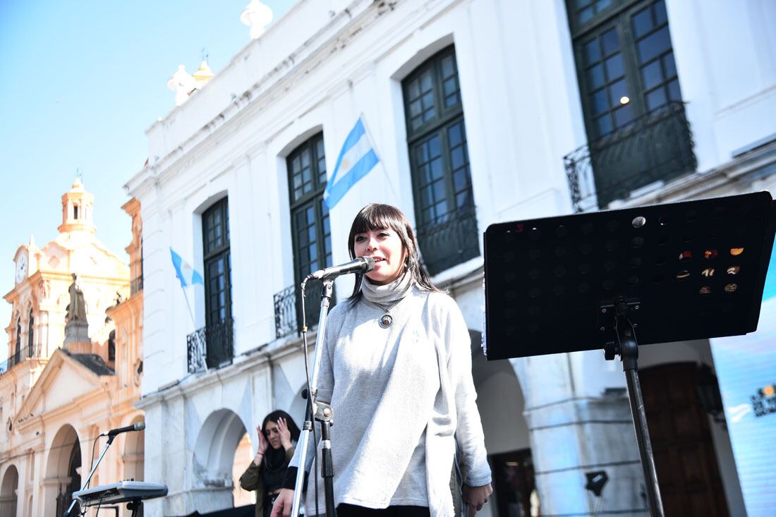 Cabildo de Cba. "El sol del 25 viene asomando",  chocolateada y espectáculos, (Pedro Casatillo/ La Voz)