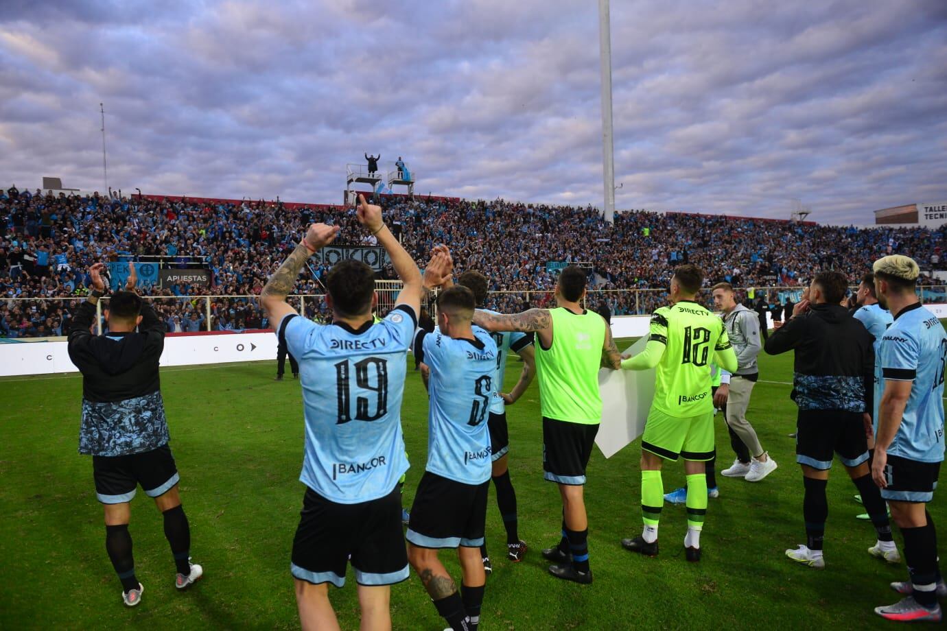 El Pirata y los festejos tras conseguir la clasificación a octavos de Copa Argentina en Santa Fe. (Nicolás Bravo / La Voz).