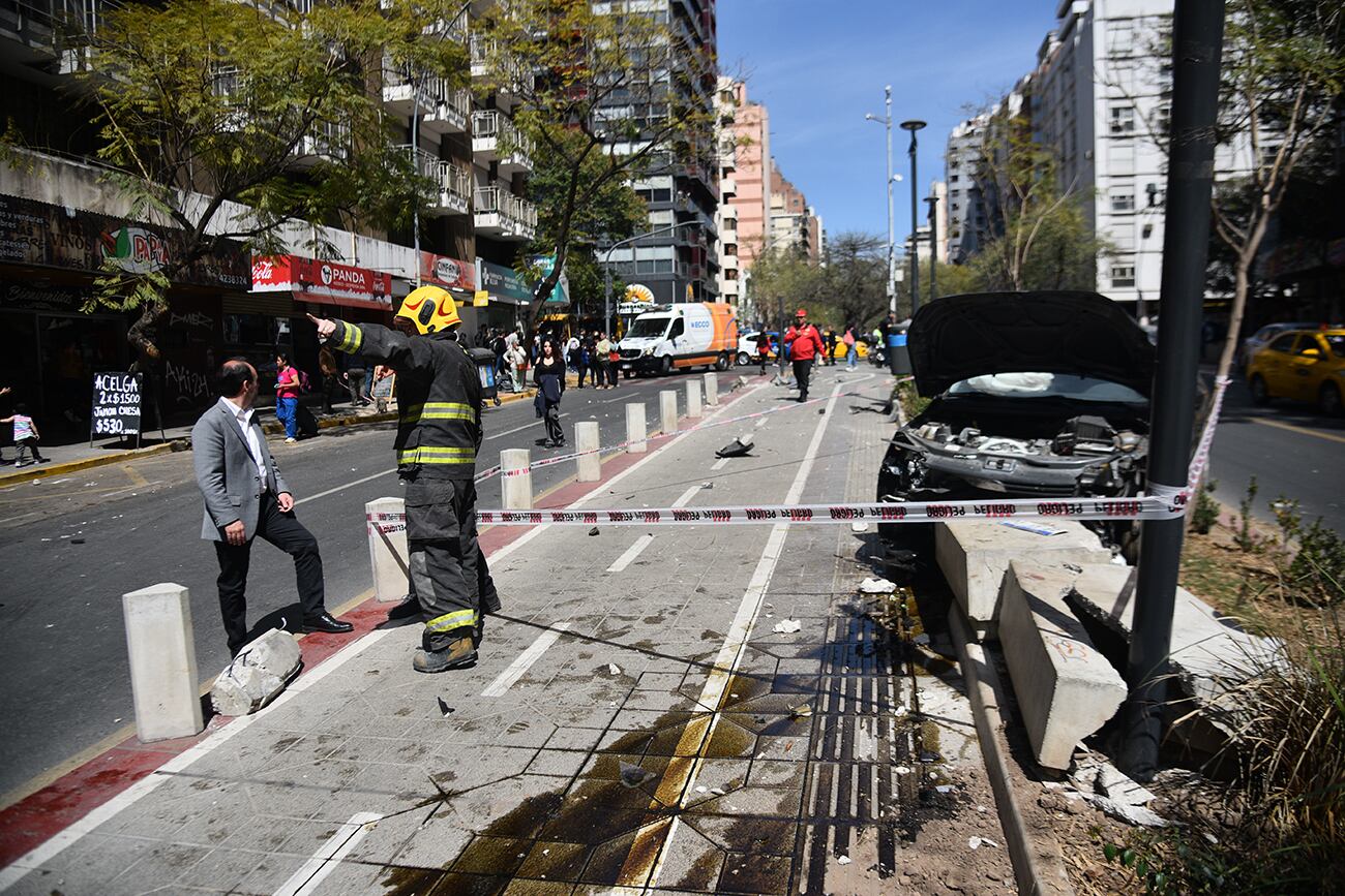 Terror en el centro de Córdoba por un auto que arrolló a peatones, motos y otros vehículo. (Pedro Castillo / La Voz)