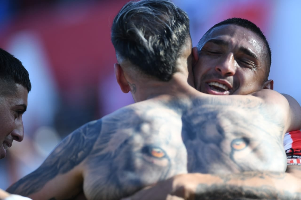 Facundo Suárez festeja el 2-0 de Instituto ante Platense, por la Liga Profesional, en el Monumental de Alta Córdoba. (Javier Ferreyra / La Voz)