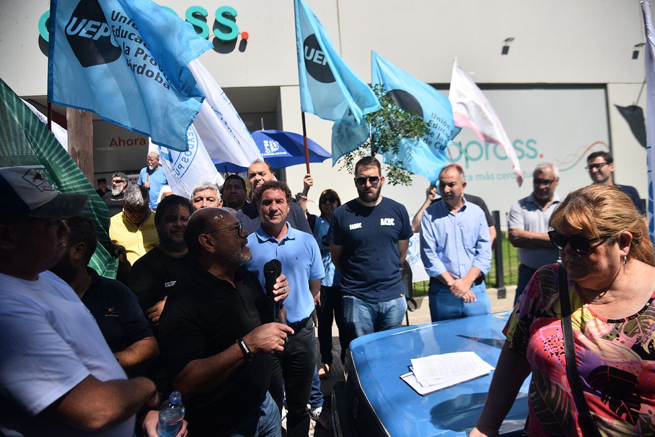 Protesta del SEP frente a la sede de APPROSS ( Pedro Castillo/ La Voz)