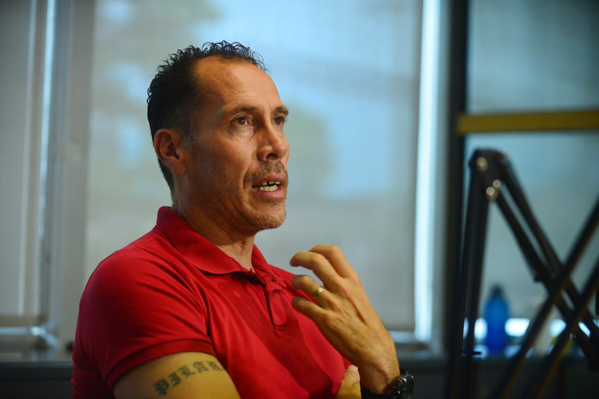 El DT que ascendió con Instituto explicó su salida de Chile y destacó el nuevo rol del “Loco” Carranza