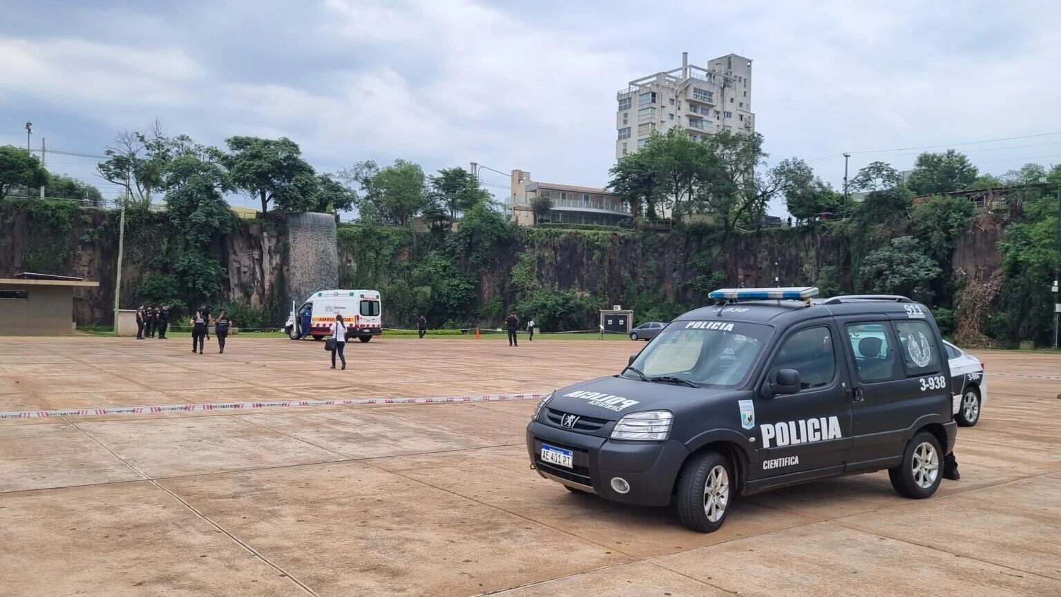 Investigan la muerte de un joven que cayó por la cascada artificial de la Costanera de Posadas.