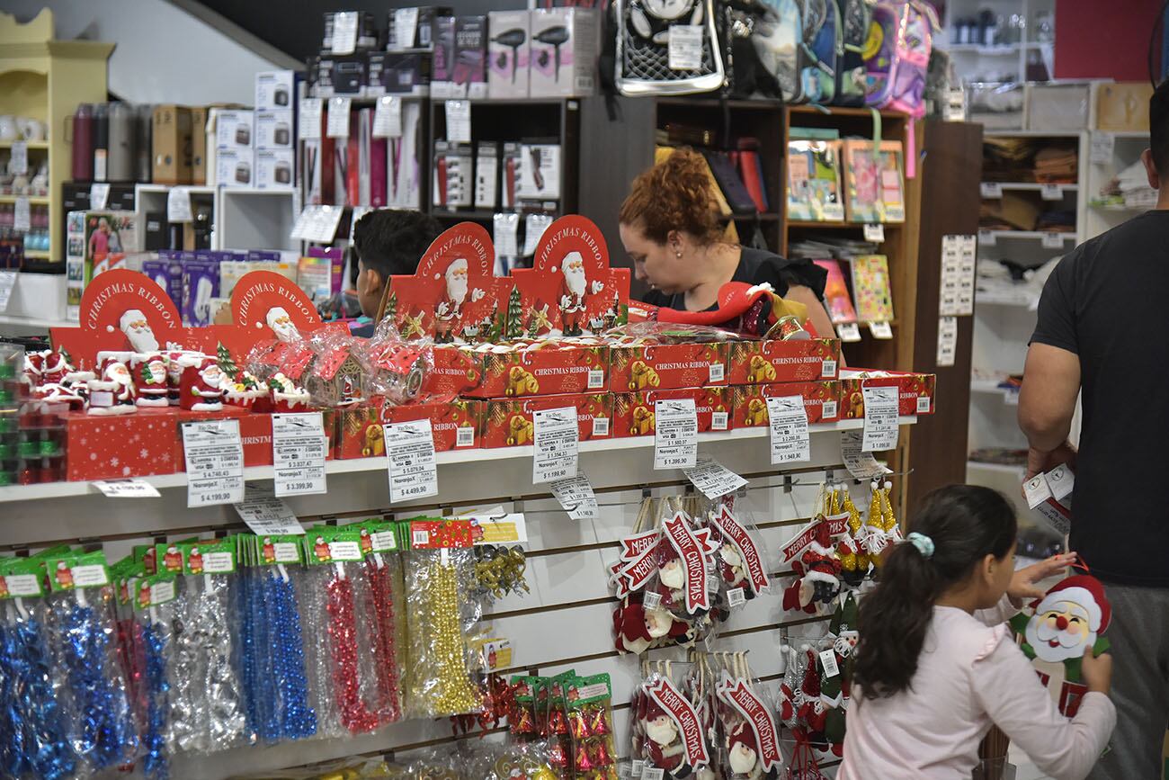 Armar el arbolito de Navidad cuesta al doble de lo que costaba el año pasado. (Ramiro Pereyra /La Voz)