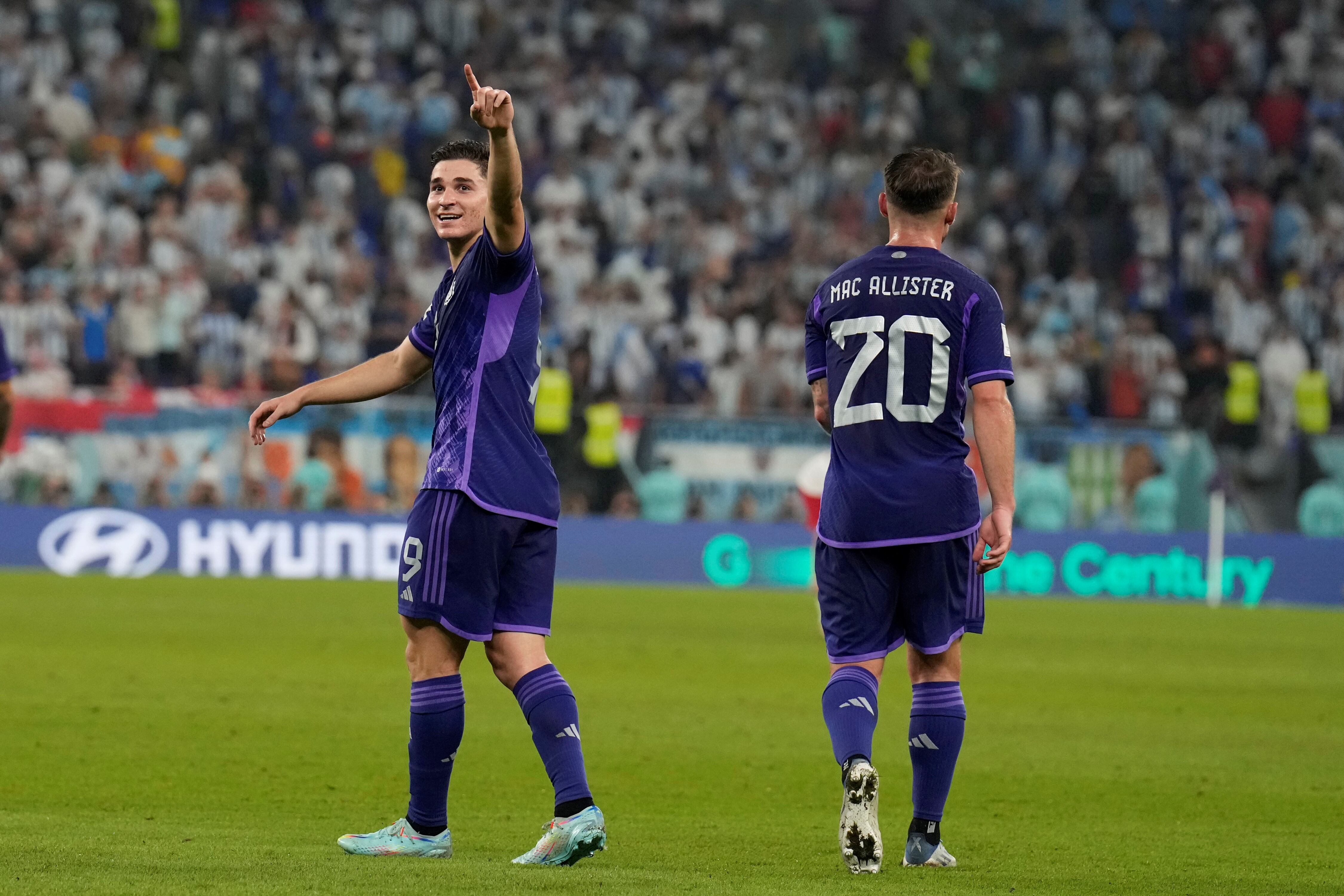 Julián Álvarez y Alexis Mac Allister, autores de los goles de Argentina ante Polonia. (AP)