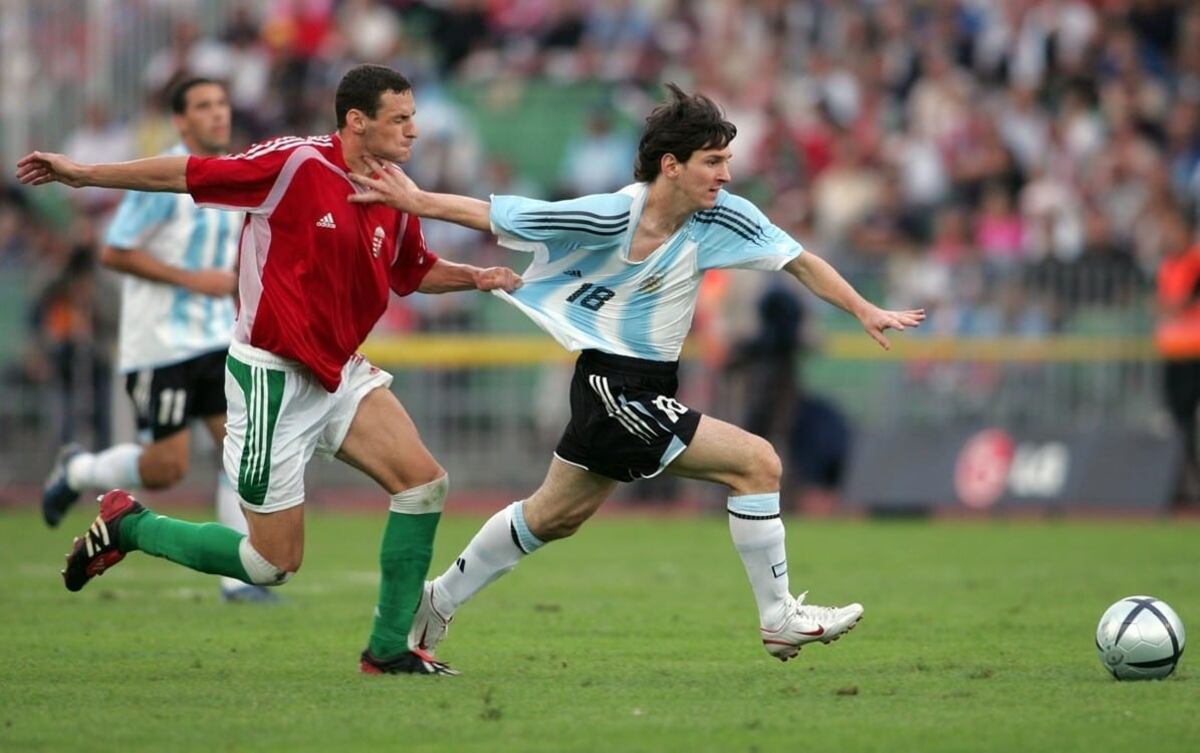 A 16 años del frustrante debut de Leo Messi en la Selección Argentina: 45 segundos en cancha, manotazo y expulsión
