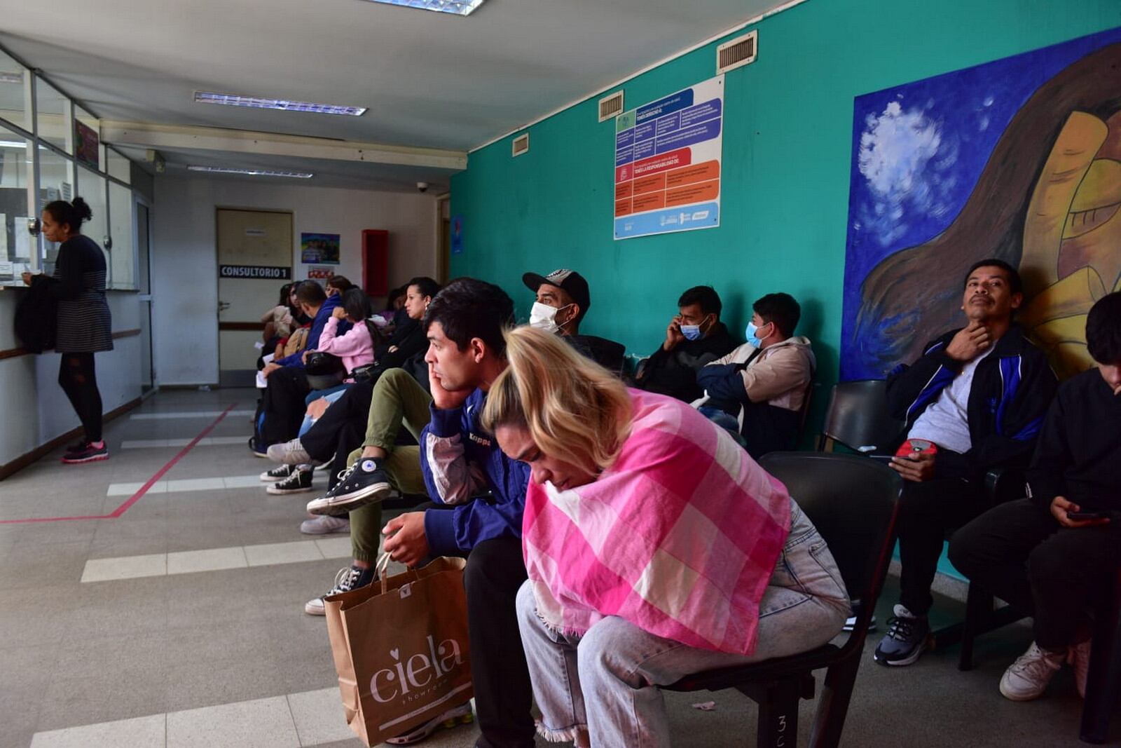 Gran cantidad de pacientes en la guardia del Hospital Rawson. 