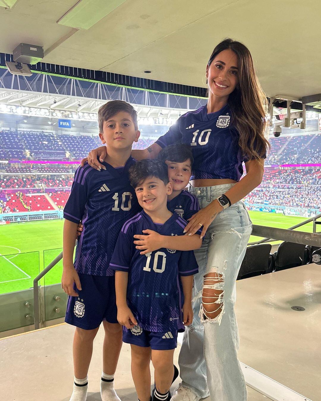 Antonela Roccuzzo y sus hijos estuvieron en el estadio Áhmad bin Ali