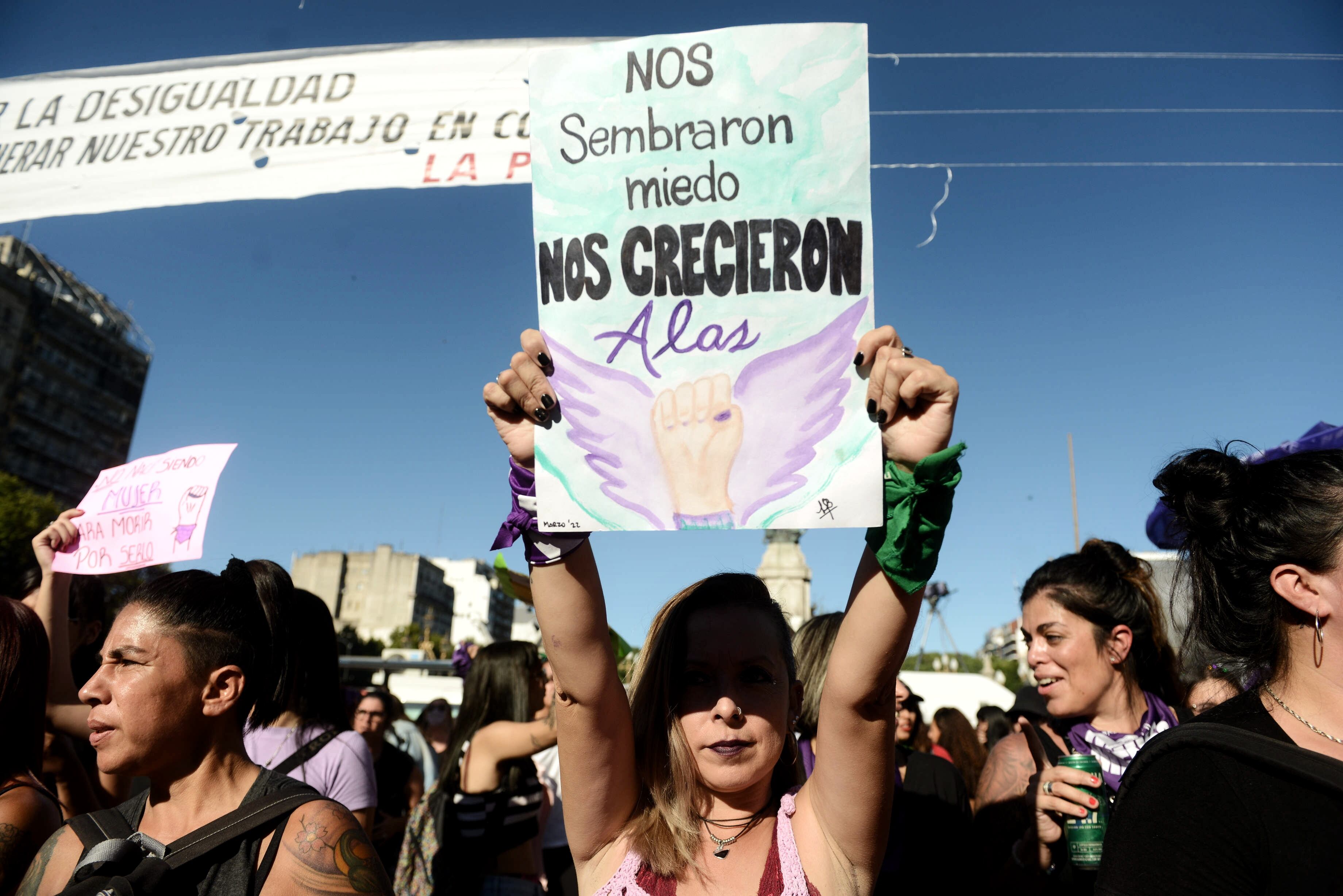 Marcha por el día internacional de la mujer en la ciudad de Buenos Aires
Mujeres de distintas edades marchan en reclamo . ( CLARIN)