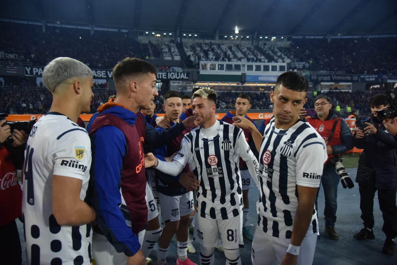 La despedida de Julio Buffarini de Talleres. Sus compañeros e hinchas homenajearon al volante, que deja al Matador. (Facundo Luque / La Voz)