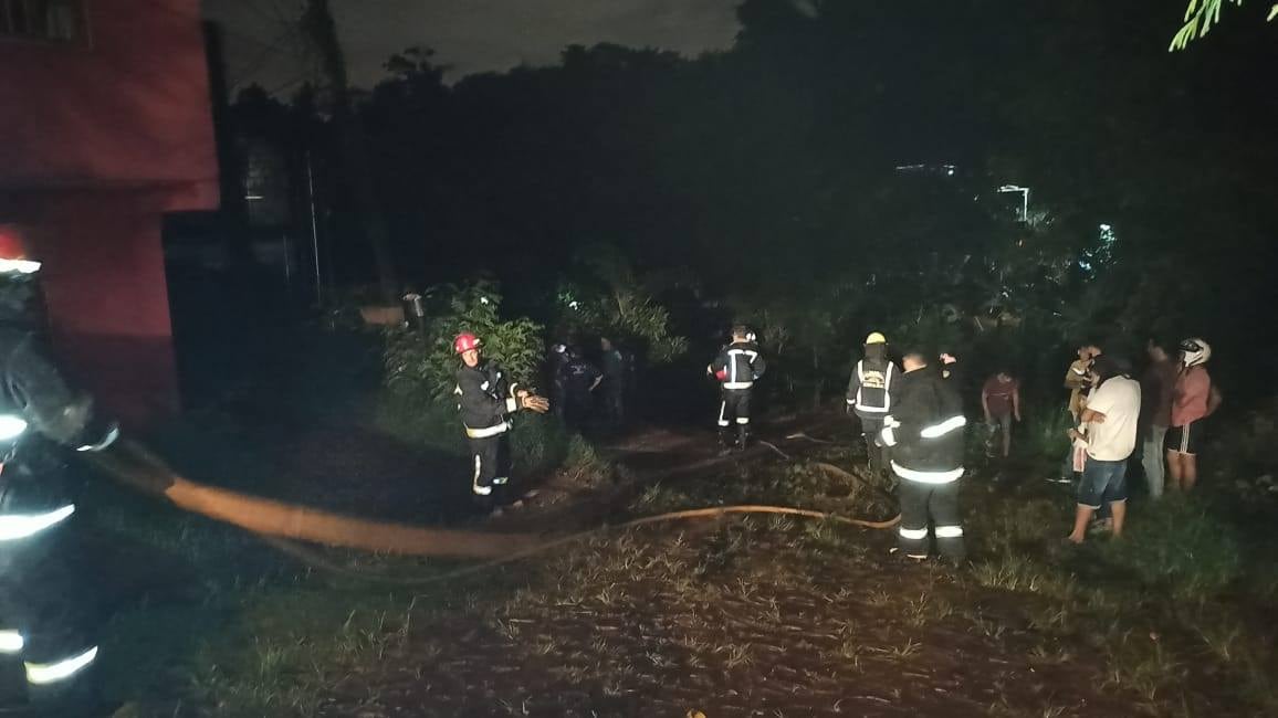 Bomberos en el trabajo de extinguir las llamas