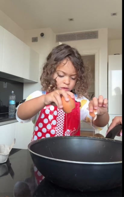 La hija de Lautaro Martínez y Agustina Gandolfo mostró como cocina y se volvió viral