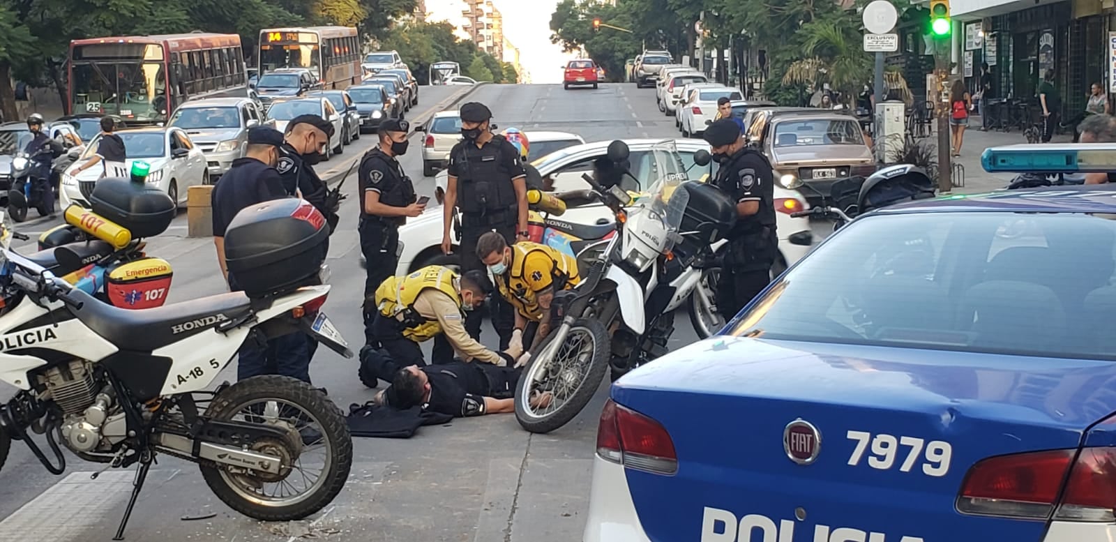 Un efectivo policial terminó herido.