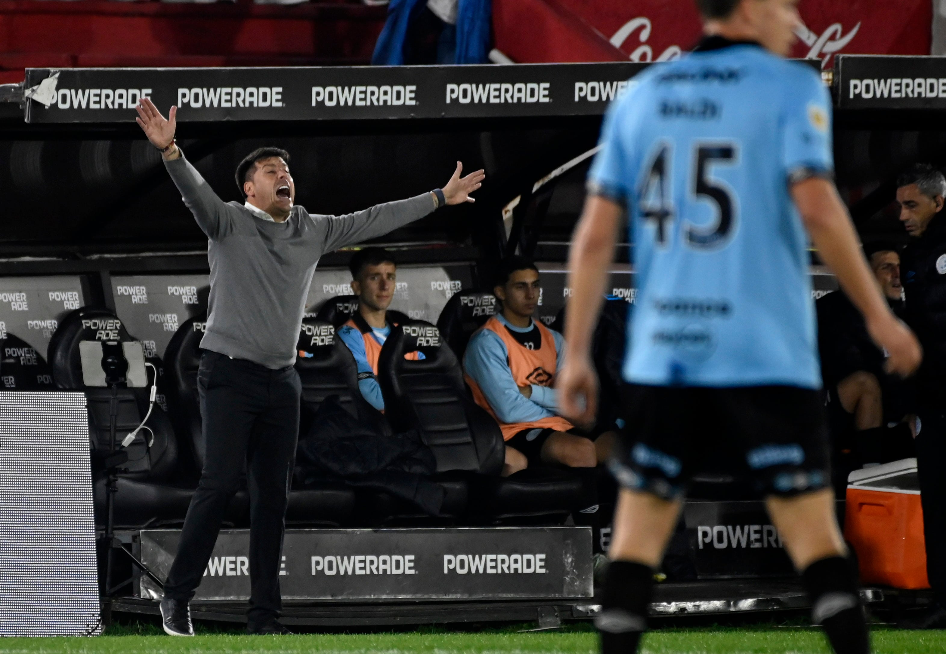 Juan Cruz Real, DT de Belgrano, en el partido ante Huracán. (Fotobaires)