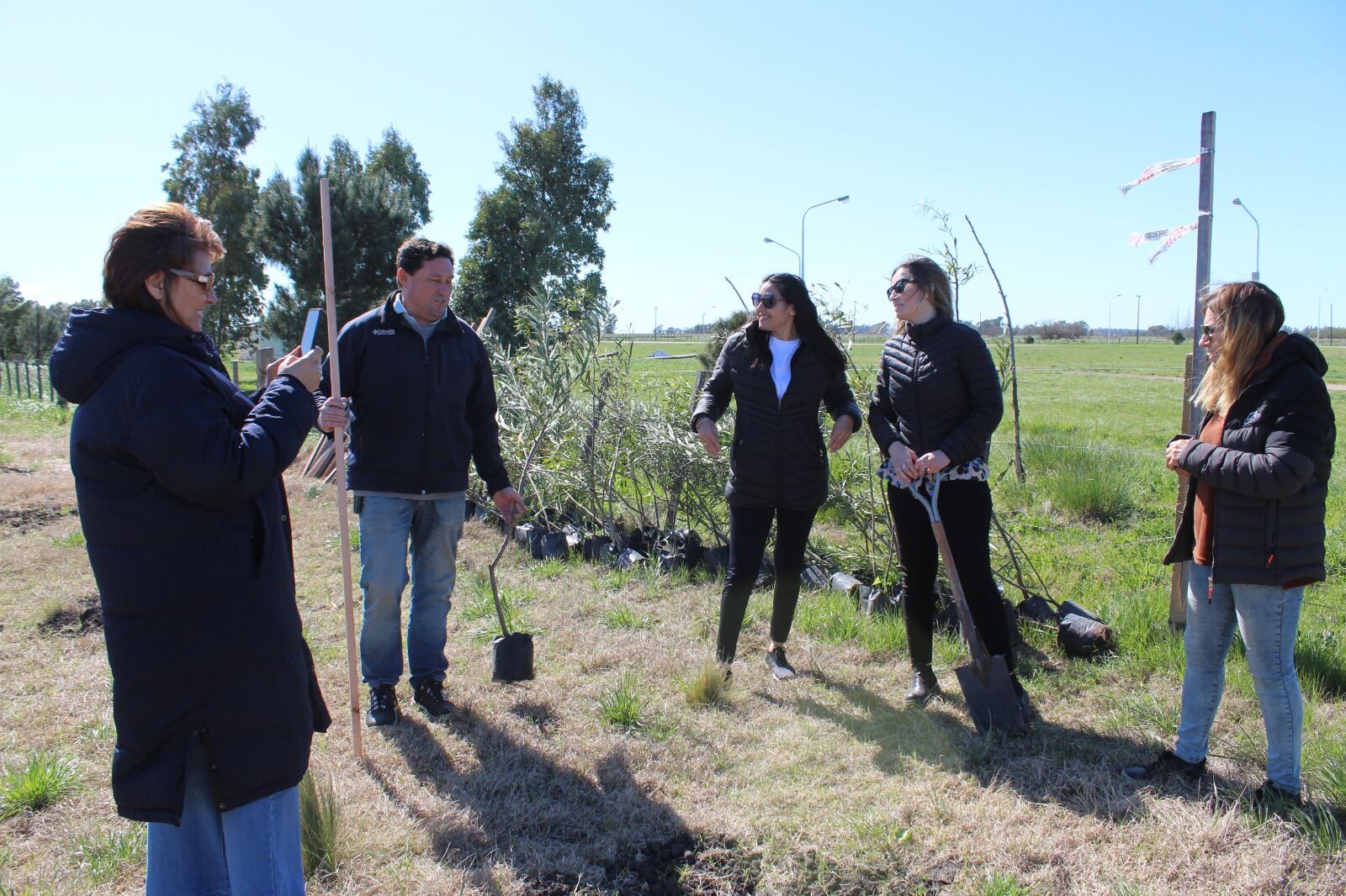 Tres Arroyos: Se realizó la jornada de forestación en el Polo Educativo