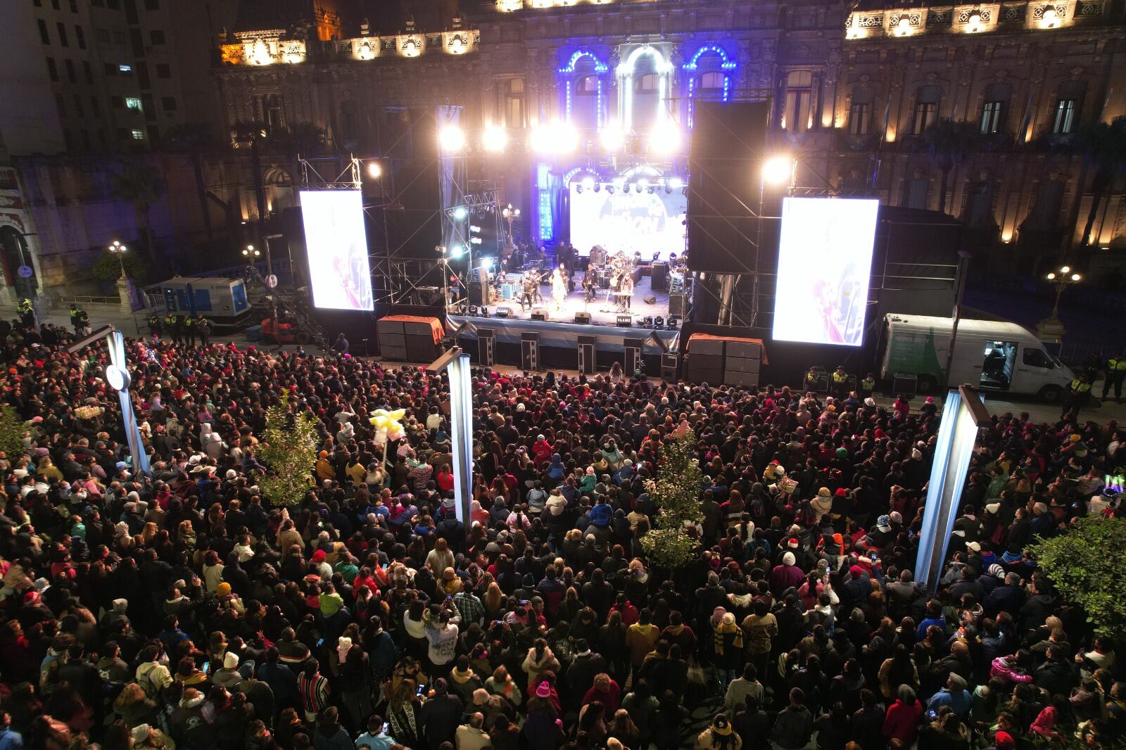 Esta tarde se inició un festival artístico con figura nacionales y locales que se prolongara hasta la medianoche.