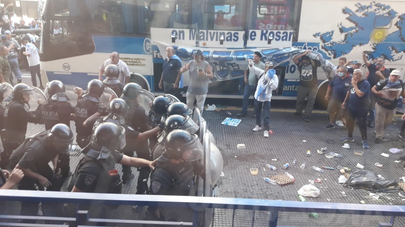 La Policía de la Ciudad se acercaba a formar el vallado para contener a los Veteranos que se hicieron presentes en la Sede de PAMI. 