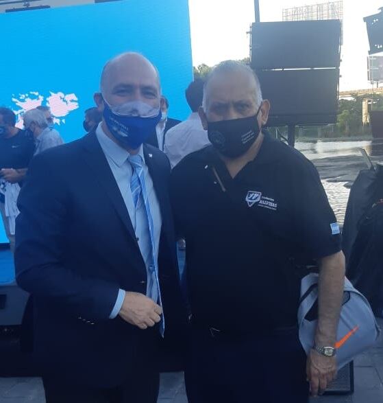 Representantes de Veteranos y Excombatientes de la Guerra de Malvinas, estuvieron presentes en el acto. VGM Conrado Zamora (Ushuaia) junto a Guillermo Carmona, secretario de Malvinas, Antártida y Atlántico Sur de la Cancillería Argentina.