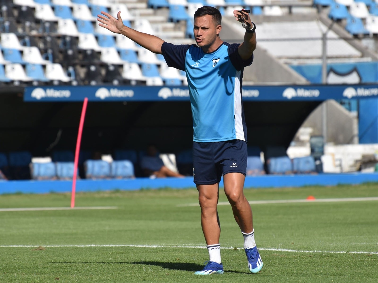 Matías Módolo, DT del “Lobo”, ajusta los últimos detalles antes del duelo ante Talleres de Remedios de Escalada.