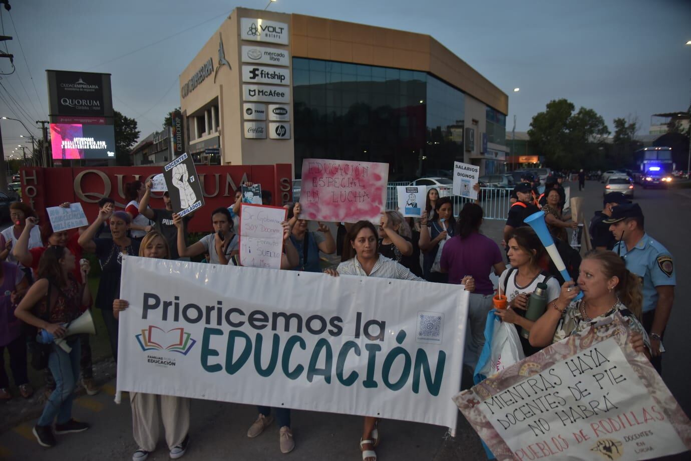 Docentes se manifestaron a las afueras del Hotel Quorum.