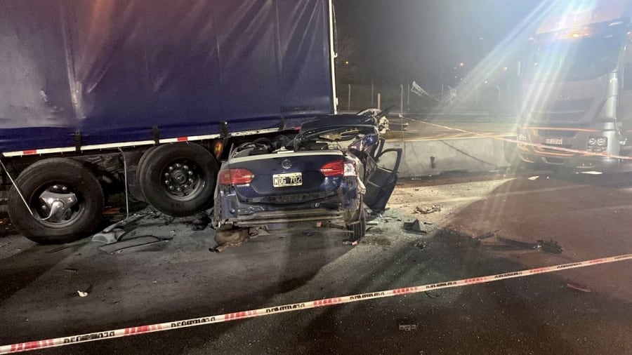 Así quedó el auto incrustado en el accidente de Panamericana.