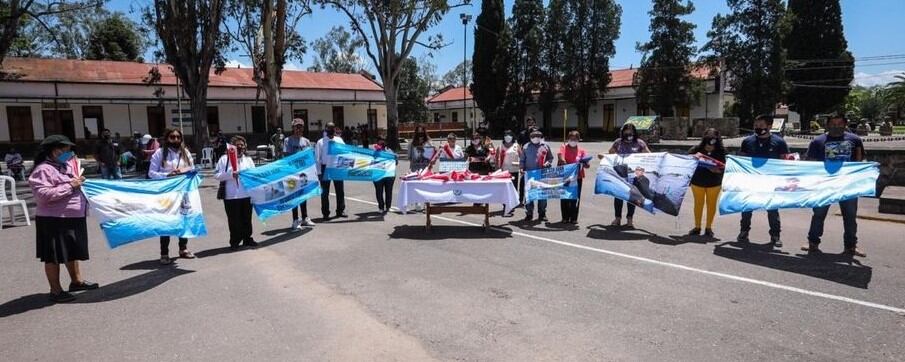 "Nuestra presencia aquí es una muestra más de nuestra determinación de mantener viva su memoria y estar a disposición de todos ustedes en todo lo que podamos ayudarlos para hacer menos dolorosas las ausencias", les dijo el contralmirante Guardia a los familiares presentes en el acto.