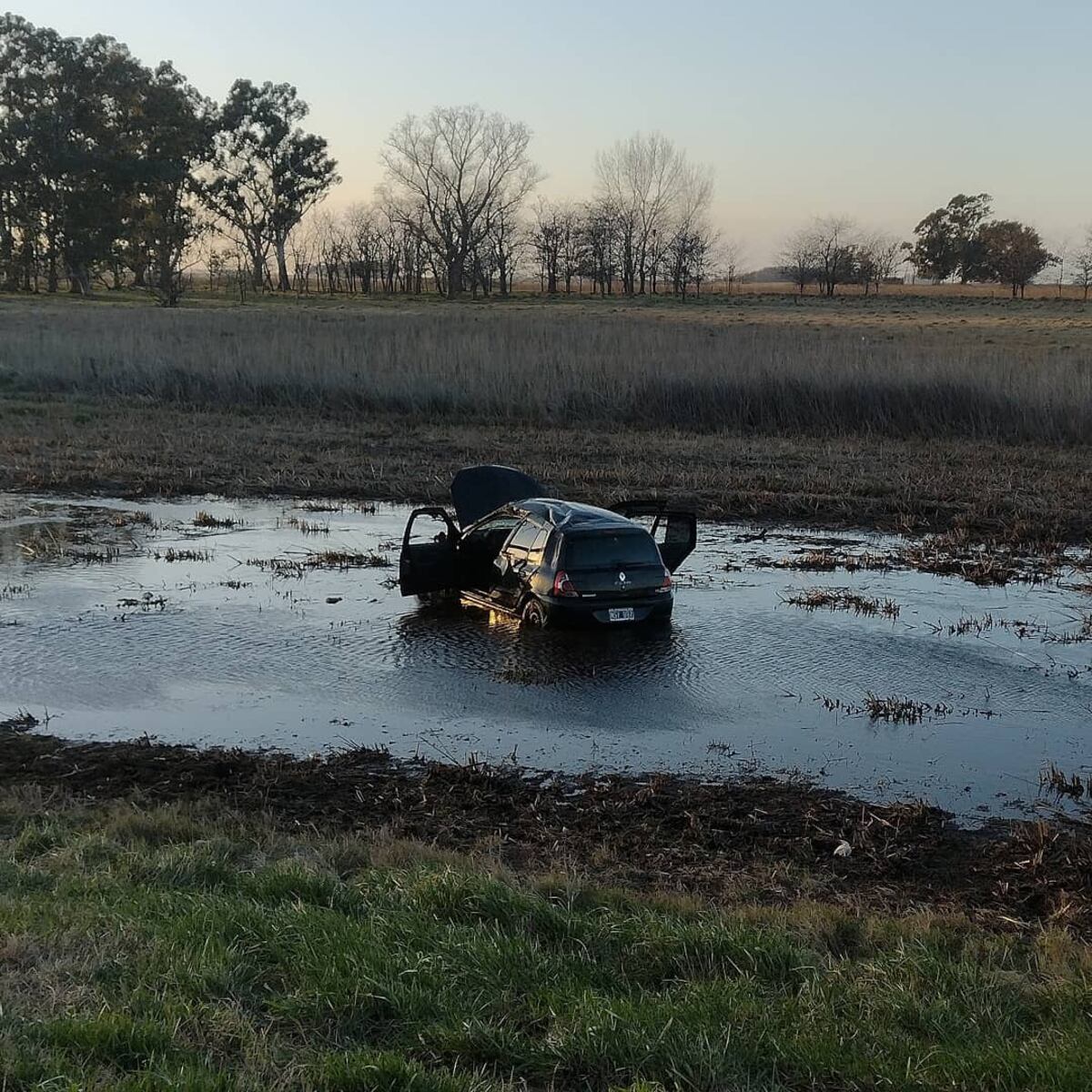 Otro accidente en Ruta 3: despistaron dos autos por la soja tirada en el asfalto
