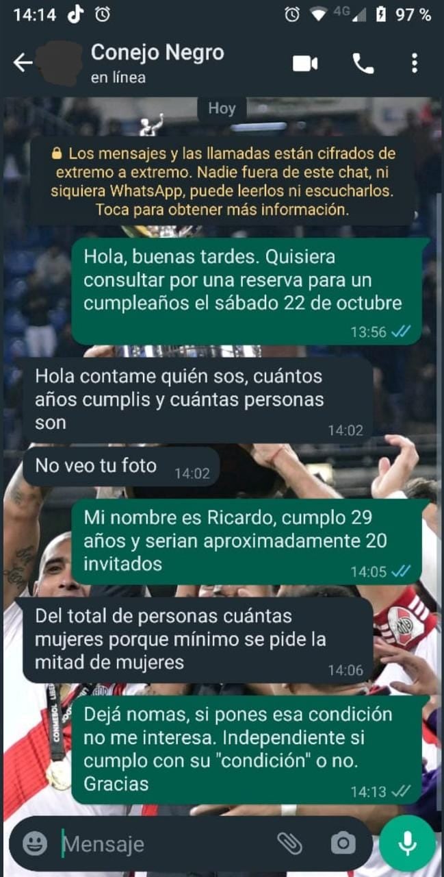 La conversación entre un joven y el dueño del bar.