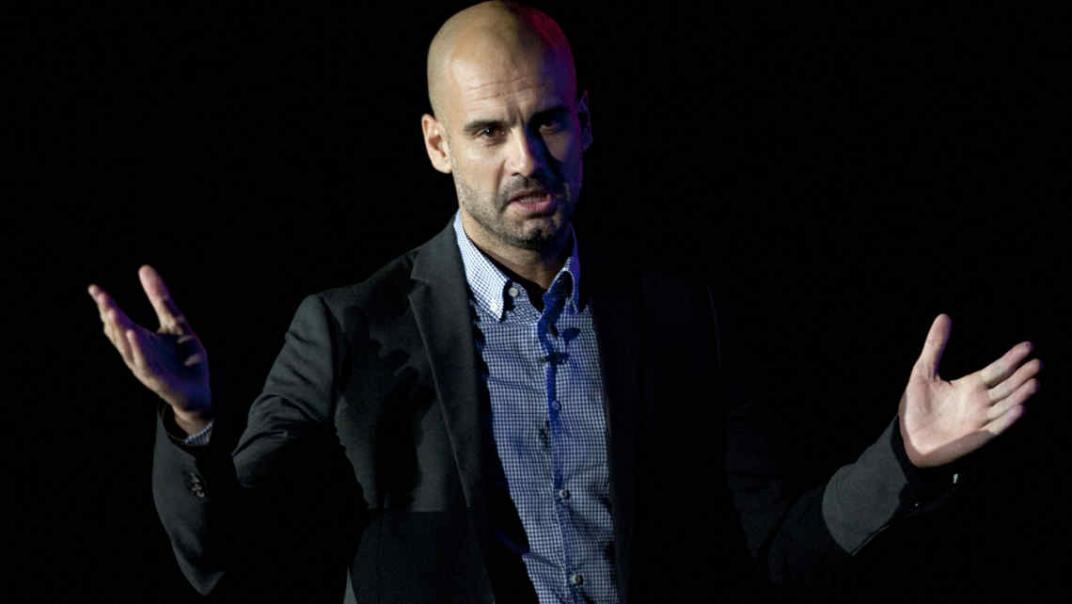 Visiblemente disgustado por lo sucedido, Pep Guardiola aceptó con desgano la foto, pero no quiso saludar a su "perseguidor". Foto: AP.