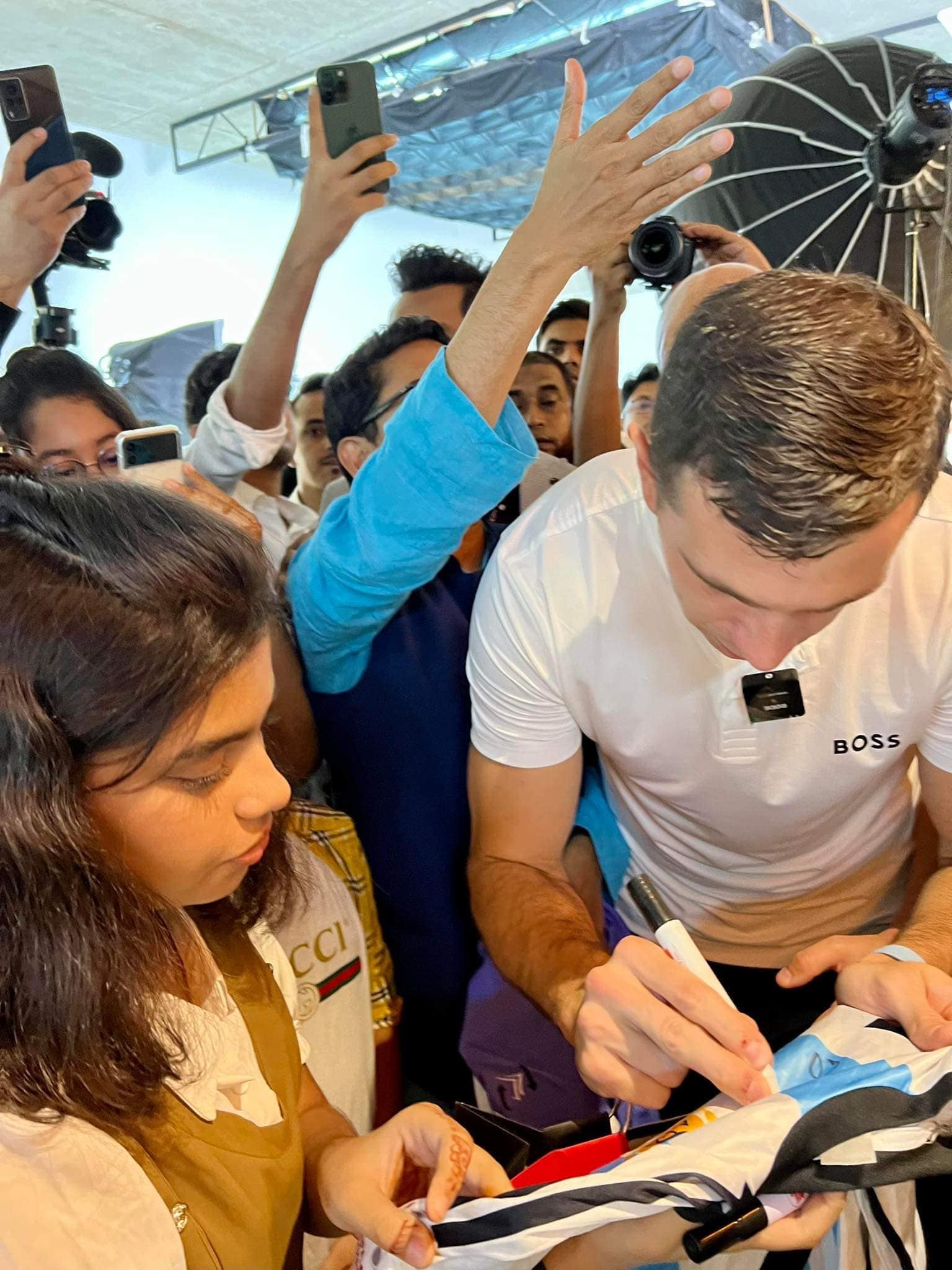 El Dibu Martínez firmó autógrafos y estuvo con estrellas del criquet.