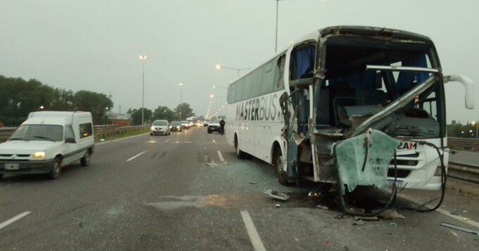 Así quedó la parte frontal del micro tras el accidente. Twitter @clarincom