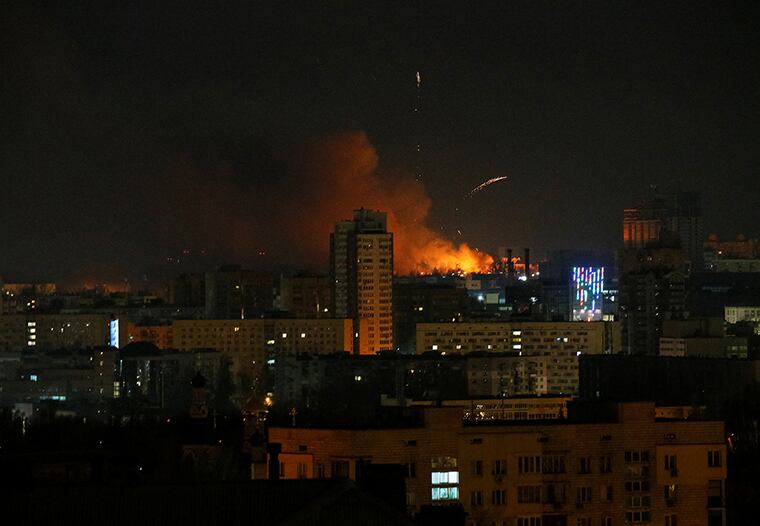 Humo y llamas se ven a lo lejos en la ciudad de Kiev, mientras las tropas rusas rodean la capital. (CNN)