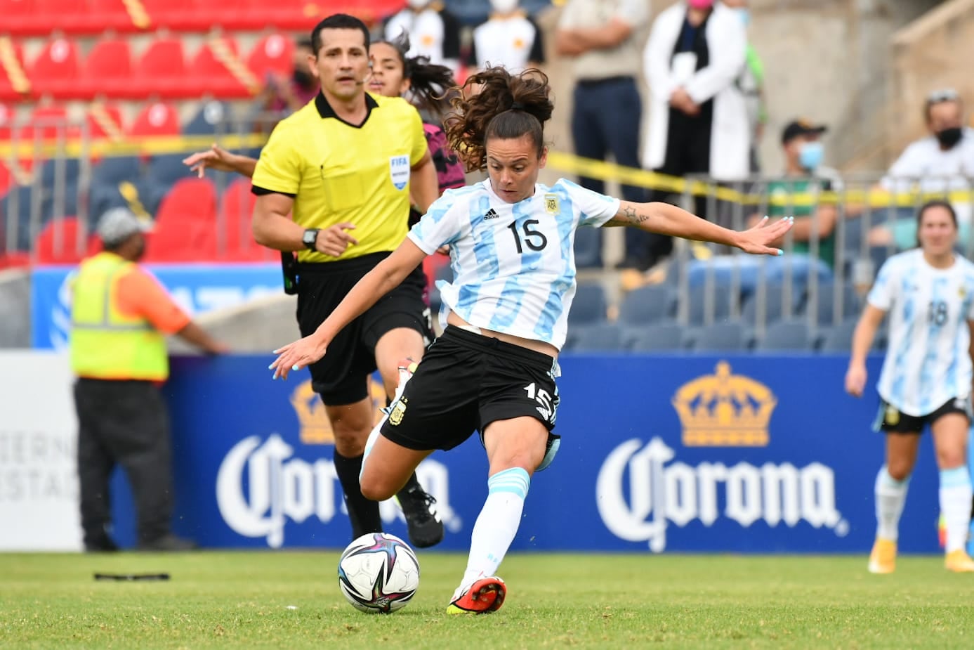 La jugadora cordobesa marcó en la derrota ante México. (Twitter Argentina).