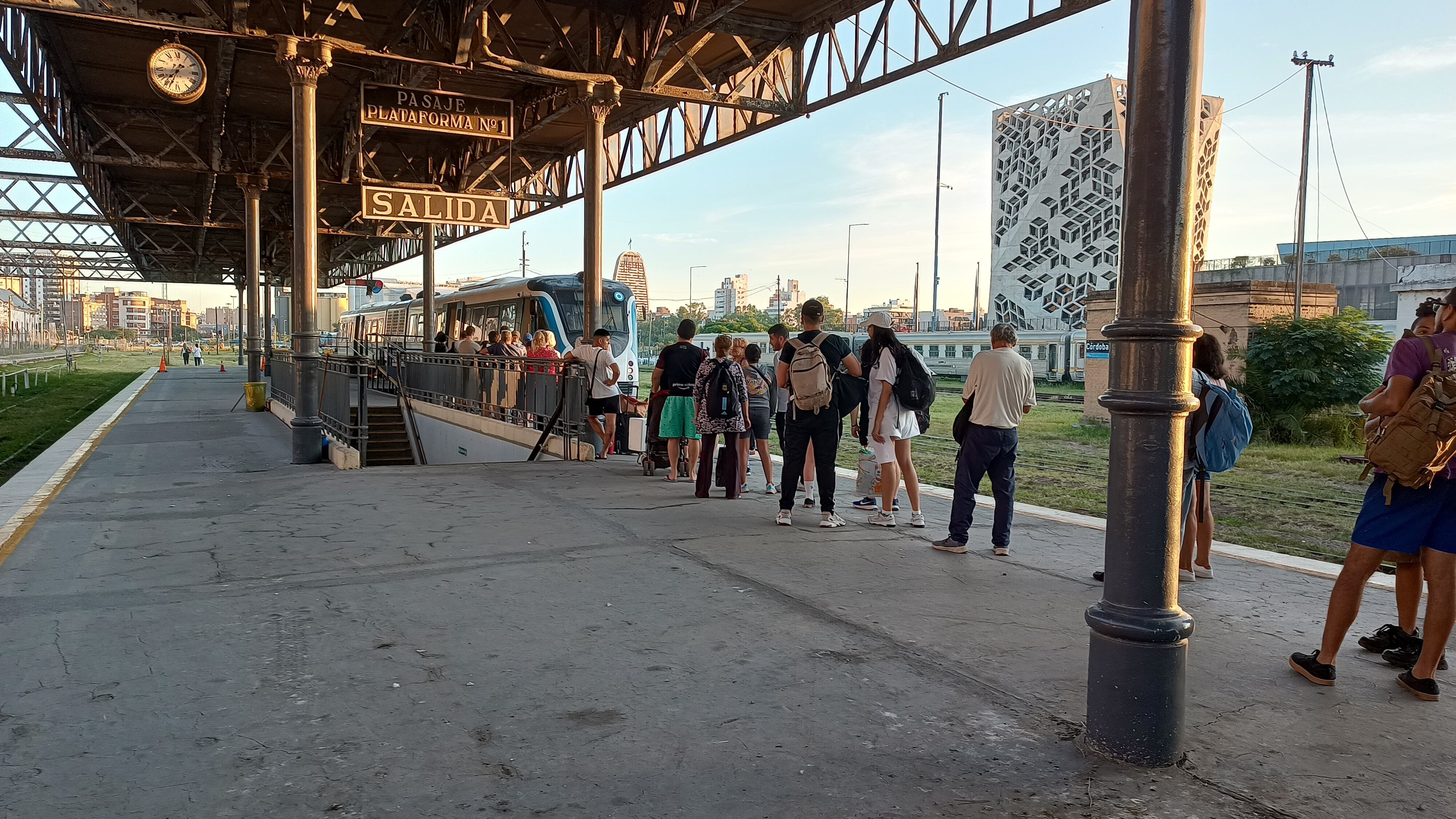 Pasajeros esperan por abordar el servicio de las 7.45 del tren de las Sierras, en estación Mitre (Diego Marconetti / La Voz).