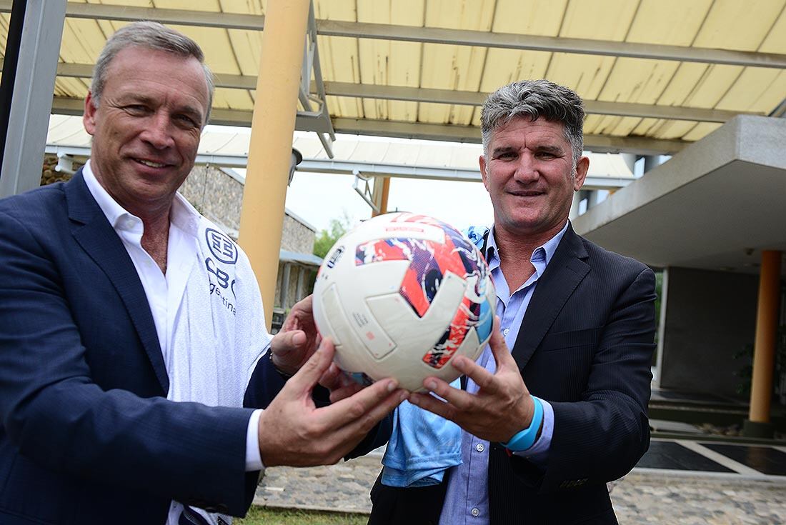 Clásico Talleres Belgrano 
Luis Artime y Andrés Fassi, presidente de talleres y belgrano.
Fotografía José Gabriel Hernández / la Voz