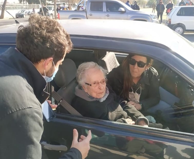 Emilia llegando al vacunatorio el día de su cumpleaños 100