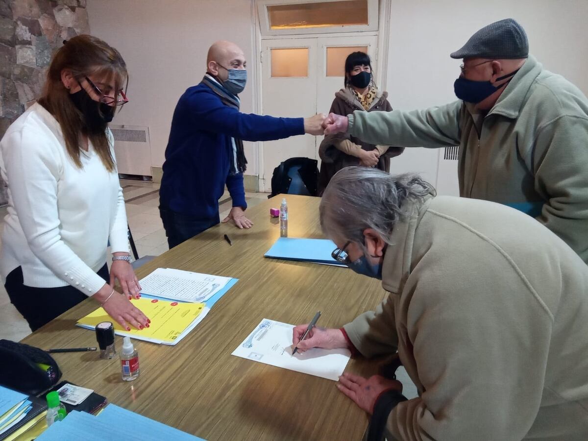 Familias de Barrio Colinas recibieron las escrituras de sus casas