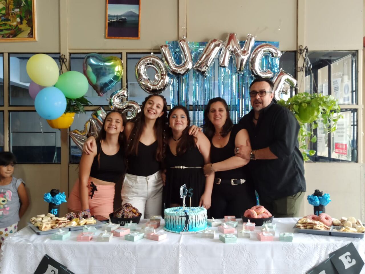 Lourdes junto a su familia en su cumple de 15