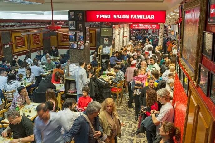 La icónica pizzeria Guerrín, ubicada en la Avenida Corrientes, con fila adentro del local para poder sentarse a comer.