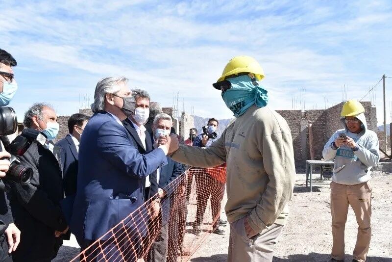 Fernández recorrió un barrio en construcción y saludó a los obreros.