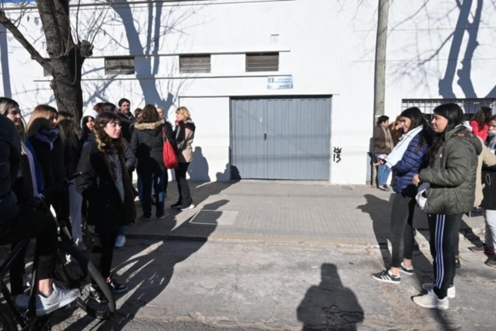 Los padres hicieron una concentración en la puerta del colegio por lo sucedido.