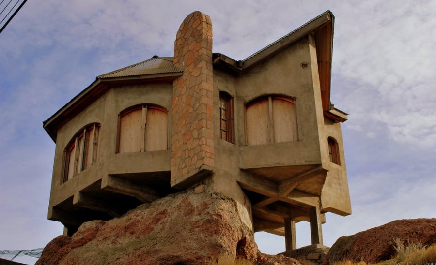 La casa no se terminó de construir y brinda misterio a los visitantes.